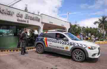  Bolsonaro recebe alta e chega em casa para cumprir prisão domiciliar 